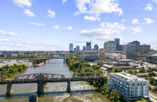 River View High-End Condo with Private Patio and FREE Parking - Foto 30