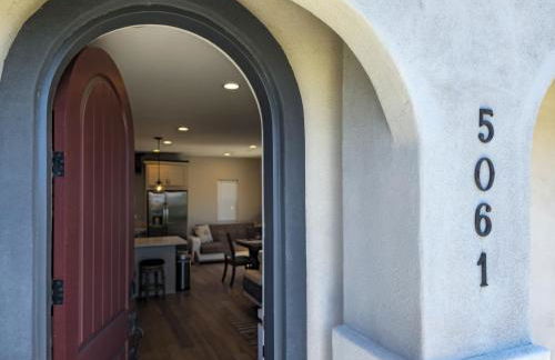 Modern comfort, prime location, 360 views, 4 BR entire house - Foto 9