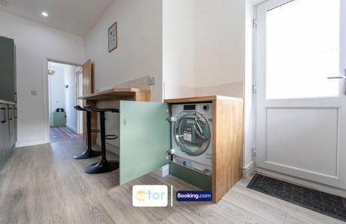 Explore Welsh Wonders, 3 Bedroom House By The One Retreats Short Lets & Serviced Accommodation Treharris - Foto 33