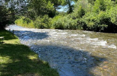 Cozy Rustic Cabin with Riverside Patio on the Pecos River – Pecos, New Mexico - Foto 7