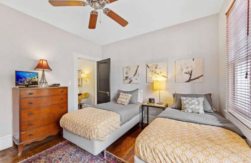 Luxurious Myers Park Living with Screened Porch - Foto 13