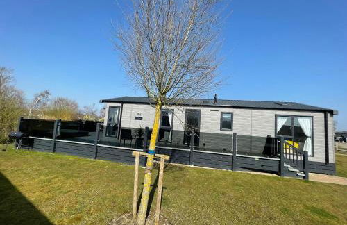 Indulgence Lakeside Lodge i3 with hot tub, private fishing peg situated at Tattershall Lakes Country Park - Foto 16