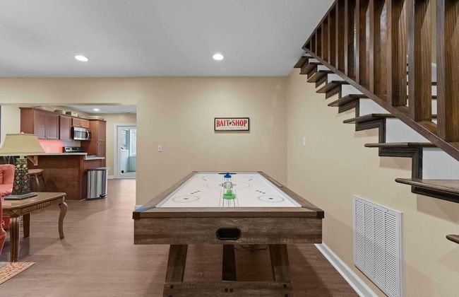 Sleeps 22, Lakefront w/ Private Dock & Pool, 2 Houses Lake Living by Avantstay - Foto 57