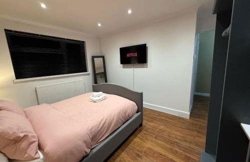 Stylish & Cosy Home in Bridgend with free parking - Photo 7