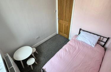 Giga Residential 4 Bedrooms, 8 guests , Near City Centre, Arcade Machine, Sky TV, Netflix, Free Wifi, Free Parking - Foto 15