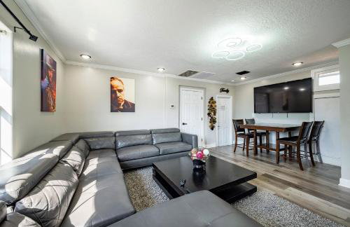 3BR HOME SLEEPS 8 DOWNTOWN Med CTR /pet/EV - Foto 1