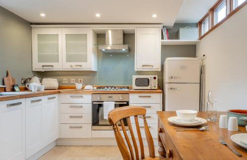 The Coach House - Beautiful Home in Cheltenham! - Photo 5