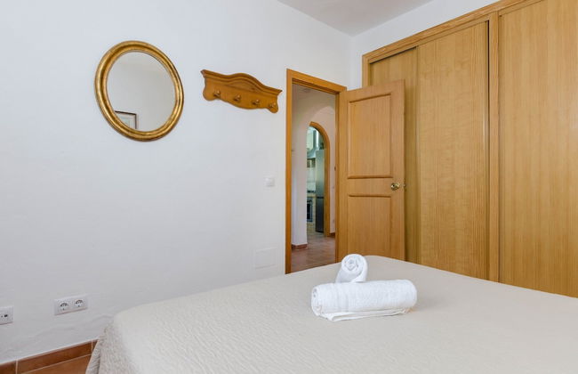 Private Villa With Inviting Space - Photo 6