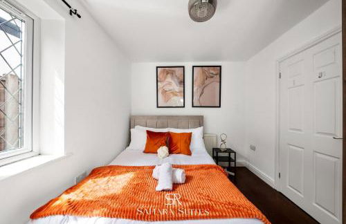 Spacious 6BR - City Hub & Parking - Sleeps 13 - Photo 21