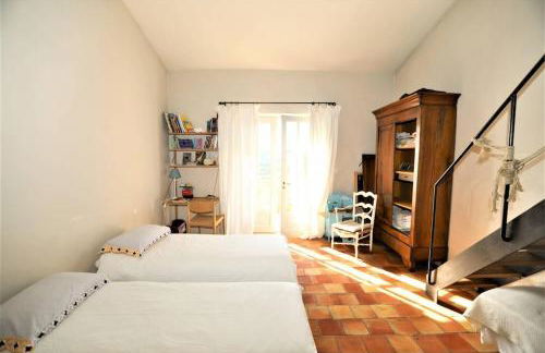 In Gordes, facing the entire Luberon Park a beautiful 5 bedrooms house - Photo 19