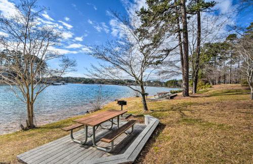 Resort-Style Condo with Balcony on Lake Keowee - Foto 24