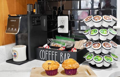 4BR House Mins to Downtown Annapolis with Firepit, Basement Bar, & Sleeps 12 - Foto 13