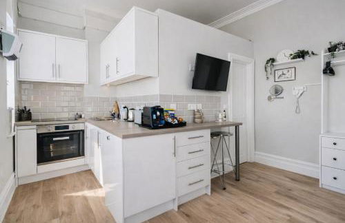 Beachfront Studio Direct Sea Views Air Conditioning Compact Coastal Crib - Foto 11