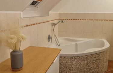 Wellnesshaus Dorfblick mit Outdoor-Jacuzzi und Infrarotkabine, NEU! - Foto 13