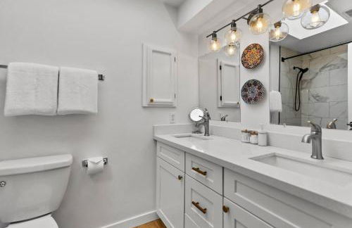 Modern 4BD home in Ballard with A/C, pet-friendly - Foto 9