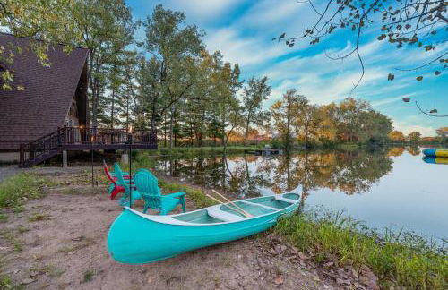 Secluded Waterfront A-Frame Cabin w/ Pvt Lake - Foto 27