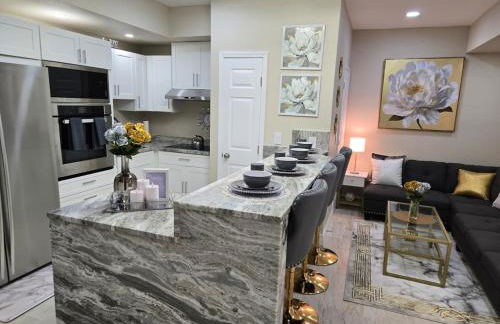 This luxury basement is the perfect getaway - Foto 15