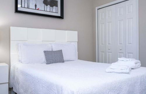 4BR Lakefront - Themed Rooms - Pool & BBQ! - Foto 55