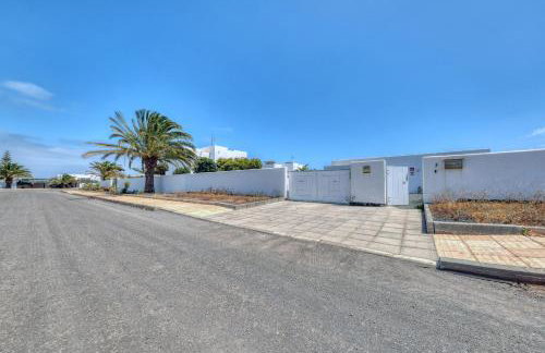 Chalet Emily Alpine Chic with Hot Tub and Ocean View By Lanzarote Vacation Homes - Foto 59