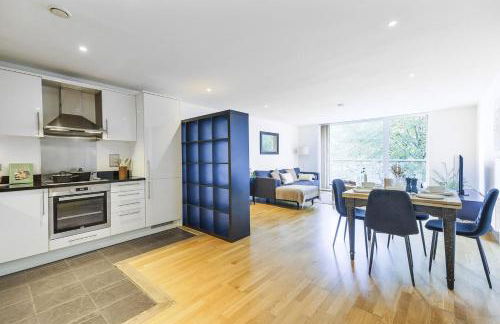 Elegant 2-Bedroom Apartment with Balcony - Foto 15