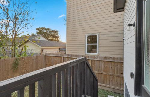 Elegant Escape in Houston - Photo 26