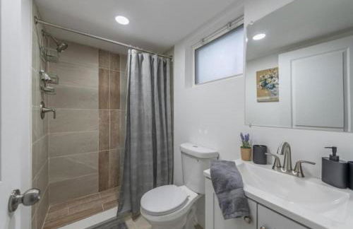 Newly Renovated and Designed Near Downtown - Foto 19