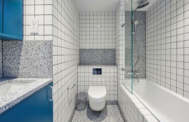 Upscale Two-bedroom Home in a Brutalist Setting - Foto 16