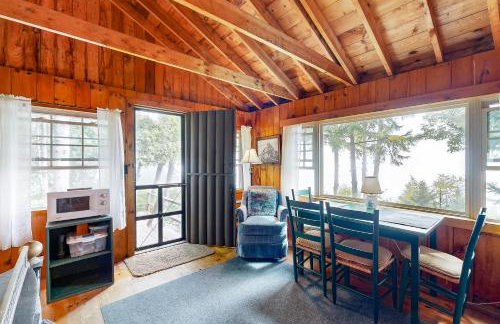 Lake Views! Small Group Getaway in Northport - Foto 13