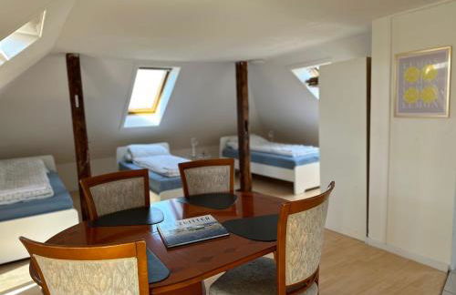 4-Bett Apartment im Zentrum - Nähe Restaurant & Waschsalon - WLAN, Parkplatz, Bad & mehr - Foto 3