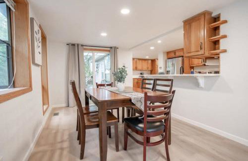 Burien's 3-BR Middle Unit Retreat with Deck BBQ - Foto 12