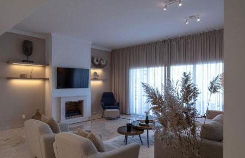 Serene hideaway, luxurious 2-bedroom penthouse apartment in the exclusive Paraíso Pueblo - Photo 8