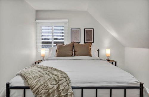 NEW! Modern Retreat Near CLE-Game Room-Renovated - Foto 7