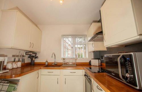 Three Bedroom House, Driveway, Bracknell Centre - Photo 3