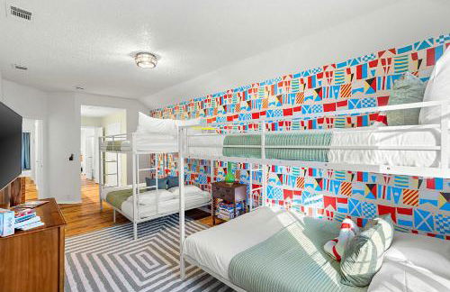 Resort Style Backyard Pool Pickleball Court - Foto 43