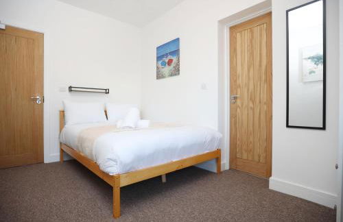 Gloucester Rd By N And N Stays, Newly Refurbed 6 Bed all ensuite house by N And N Stays Ltd, Perfect for contractors and Corporate stays, Close to YTL Arena Site, Pvt Parking for Vans and and work vehicles, Wifi - Foto 61