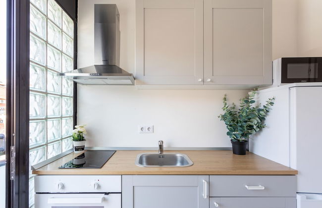 Cozy and Bright Studio Near City Center - Photo 5