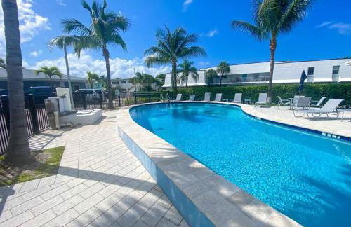 Cool Breeze Home -steps to the beach with Pool! - Foto 17