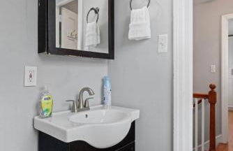 Charming Townhouse Retreat by CozySuites - Foto 24