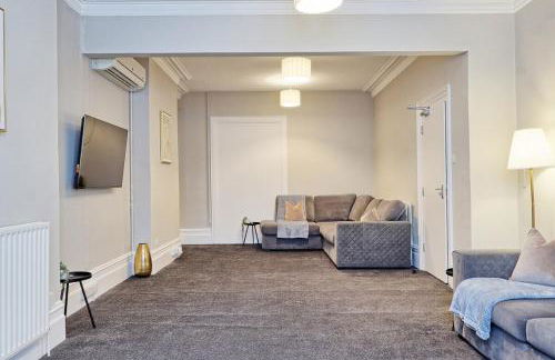 Large 5-Bedroom Home, Perfect for Long Stays & Team Accommodation - Foto 17