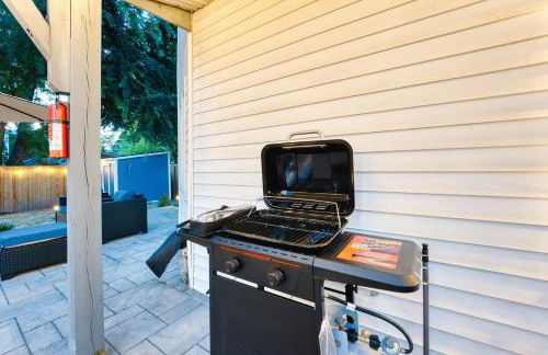 Patio Paradise Stylish 3BR Home with Gaming Room - Photo 28