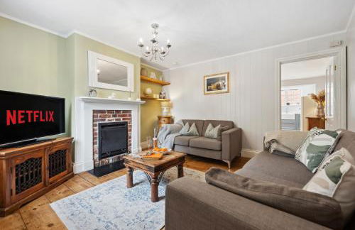 2-Bedroom Stylish & Gorgeous, Cosy Westgate Cottage Retreat, Central Winchester, Free On-Street Parking Permit, with Garden, Close to Cathedral - Sleeps 6, Pets are Welcome - by Blue Puffin Stays - Foto 7
