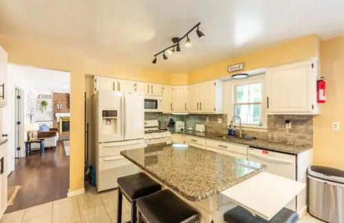 Lrge 5 BR 9 Beds Near DC-Pool, Hot Tub, Gym, Game Rm, Fire Pit - Foto 12