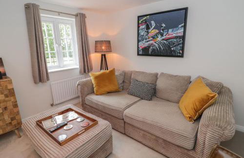 Silverstone Paddock Retreat - Photo 5