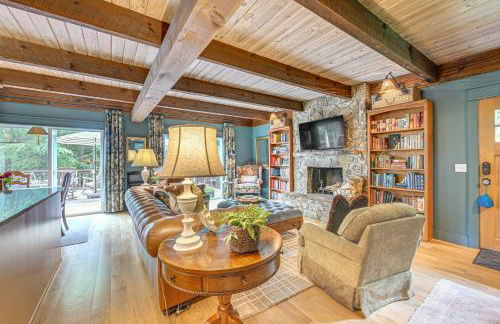 Enchanting Highlands Cottage with Pond and Waterfall - Foto 4