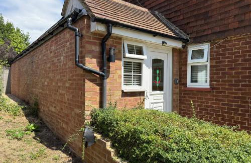 Cosy Apartment with Private Access and Kitchenette in Guildford - Photo 15