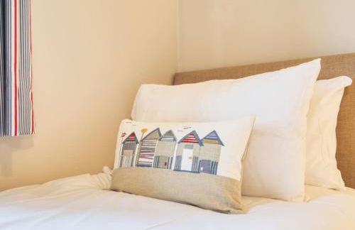 Beautiful Seaside Holiday Home - Photo 11