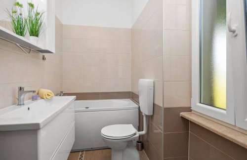 Charming Villa with Pool - Foto 33