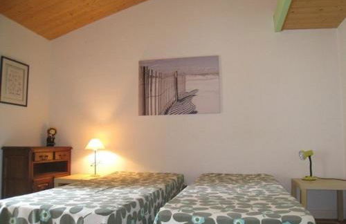 Maison rénovée près plage, 6 couchages, terrasse, BBQ, parking, internet inclus - FR-1-224B-588 - Foto 13