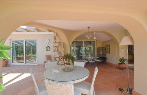 Amazing Home With Pool - Photo 13