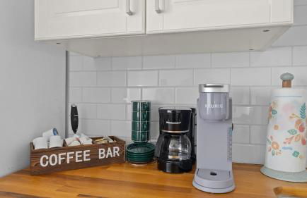 Comfy Modern Farmhouse Cottage w/ Private Patio! - Foto 6